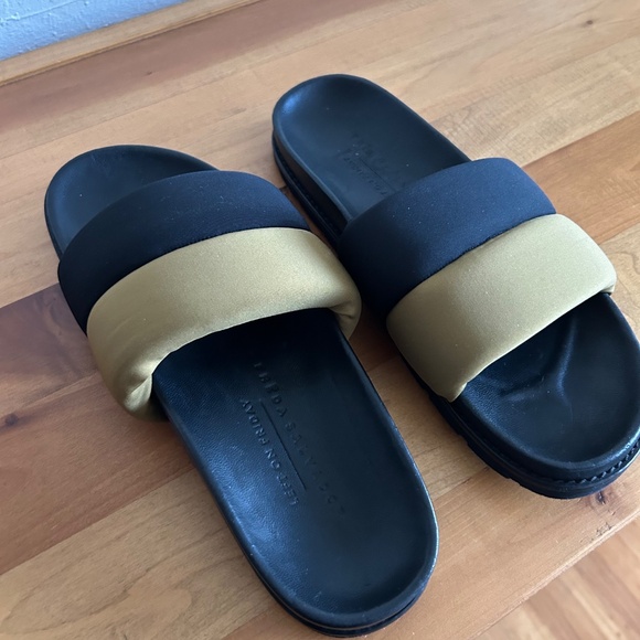 Freda Salvador X Left on Friday Collab Slides size 10 - Picture 4 of 12